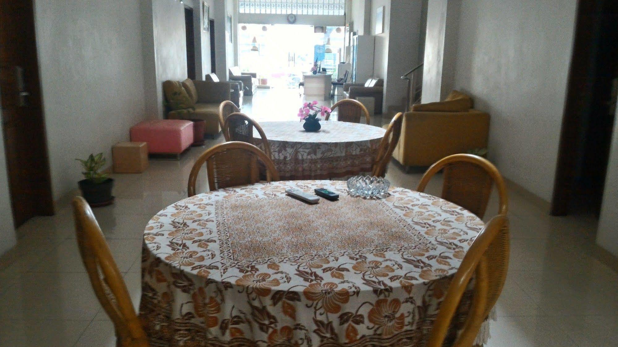 Oyo 173 Asoka Hotel Bandung Bagian luar foto
