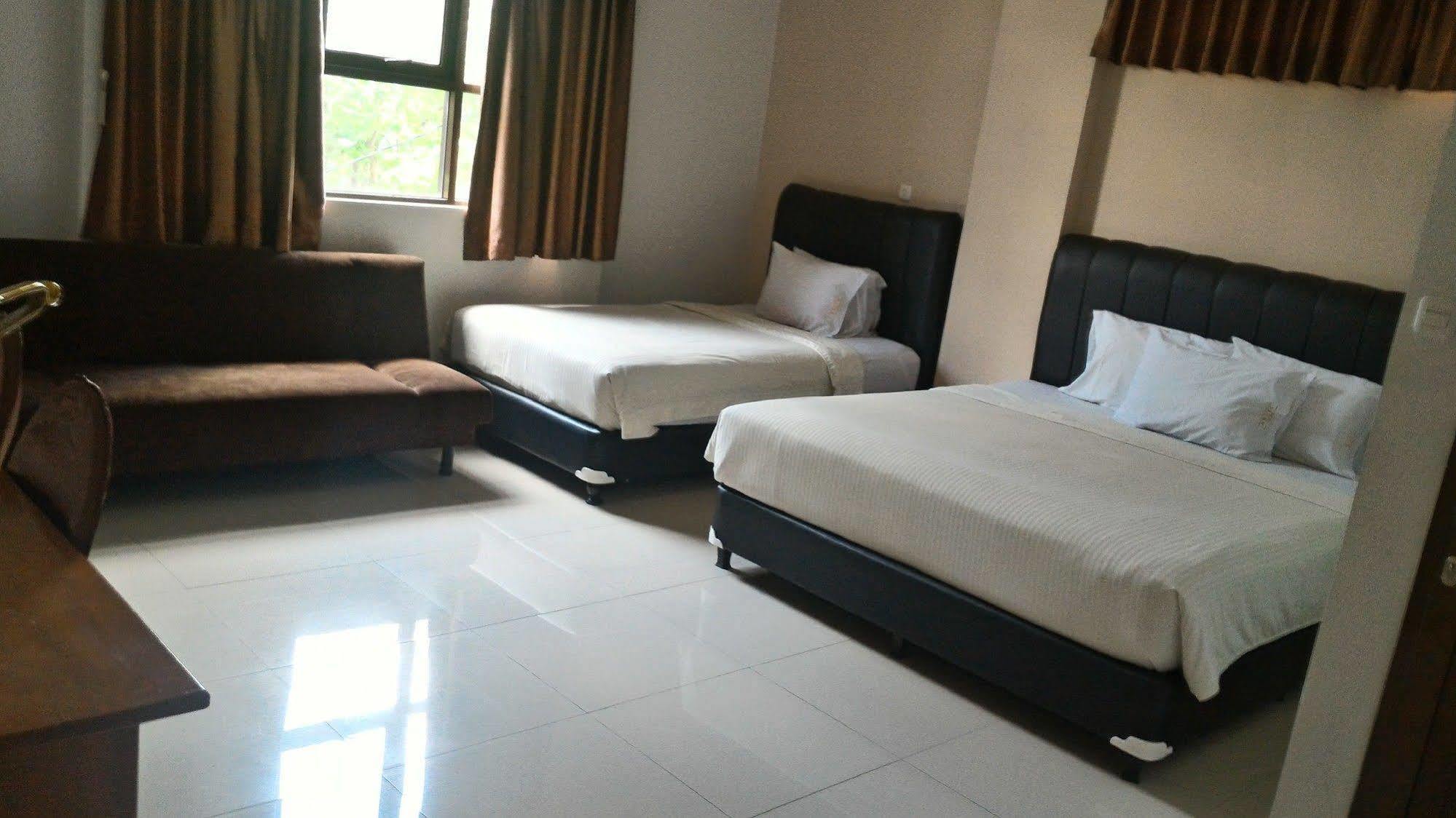 Oyo 173 Asoka Hotel Bandung Bagian luar foto