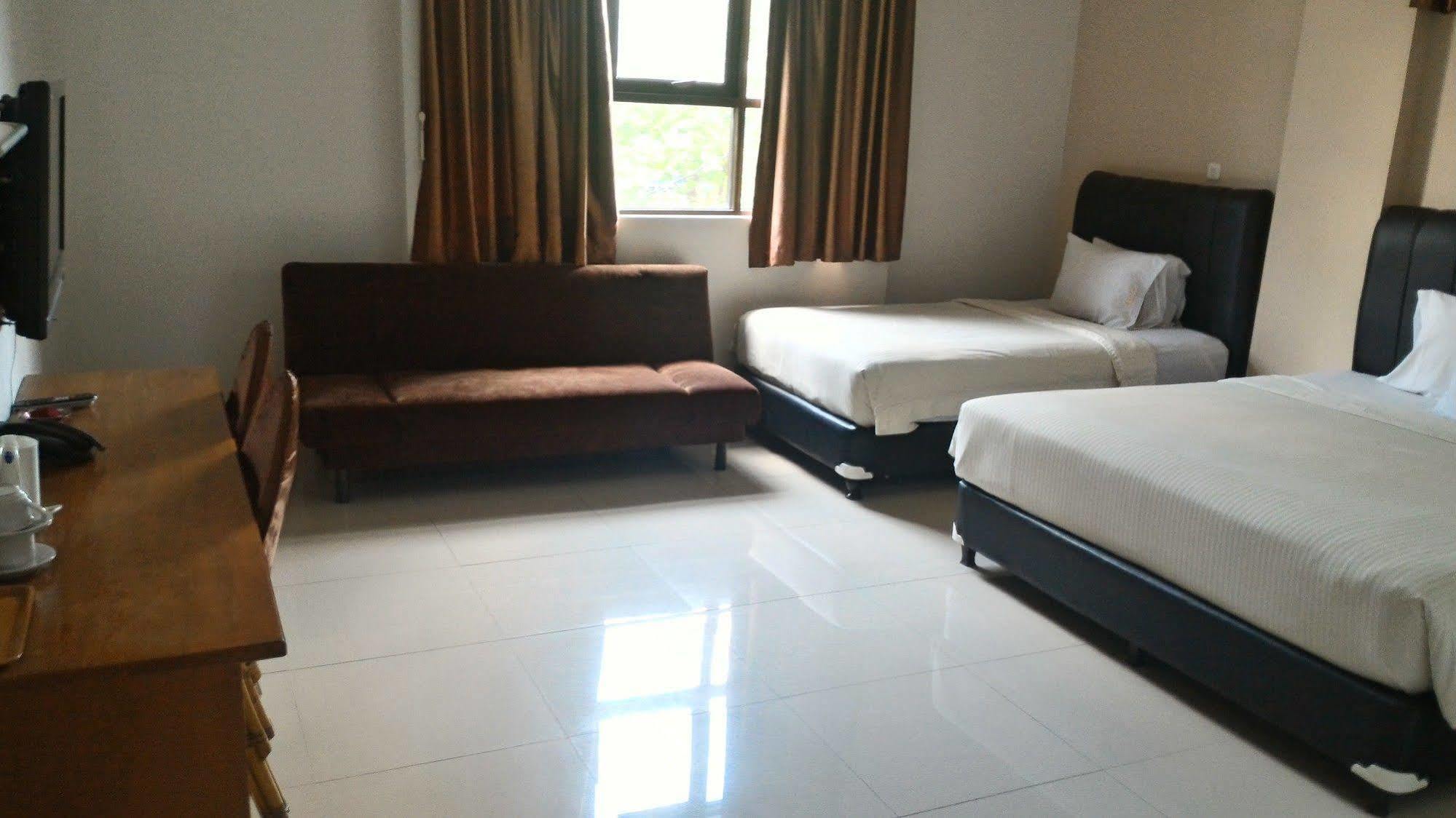 Oyo 173 Asoka Hotel Bandung Bagian luar foto