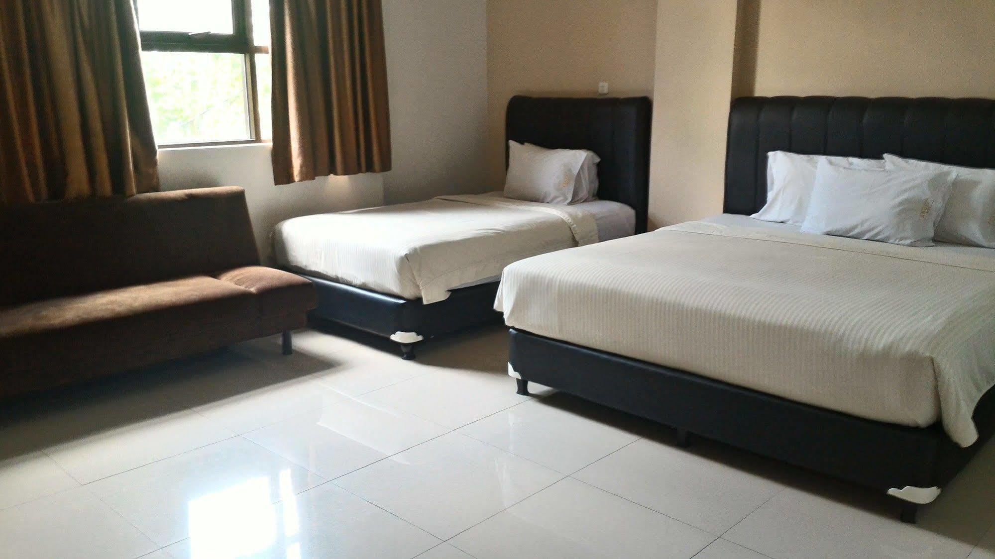 Oyo 173 Asoka Hotel Bandung Bagian luar foto