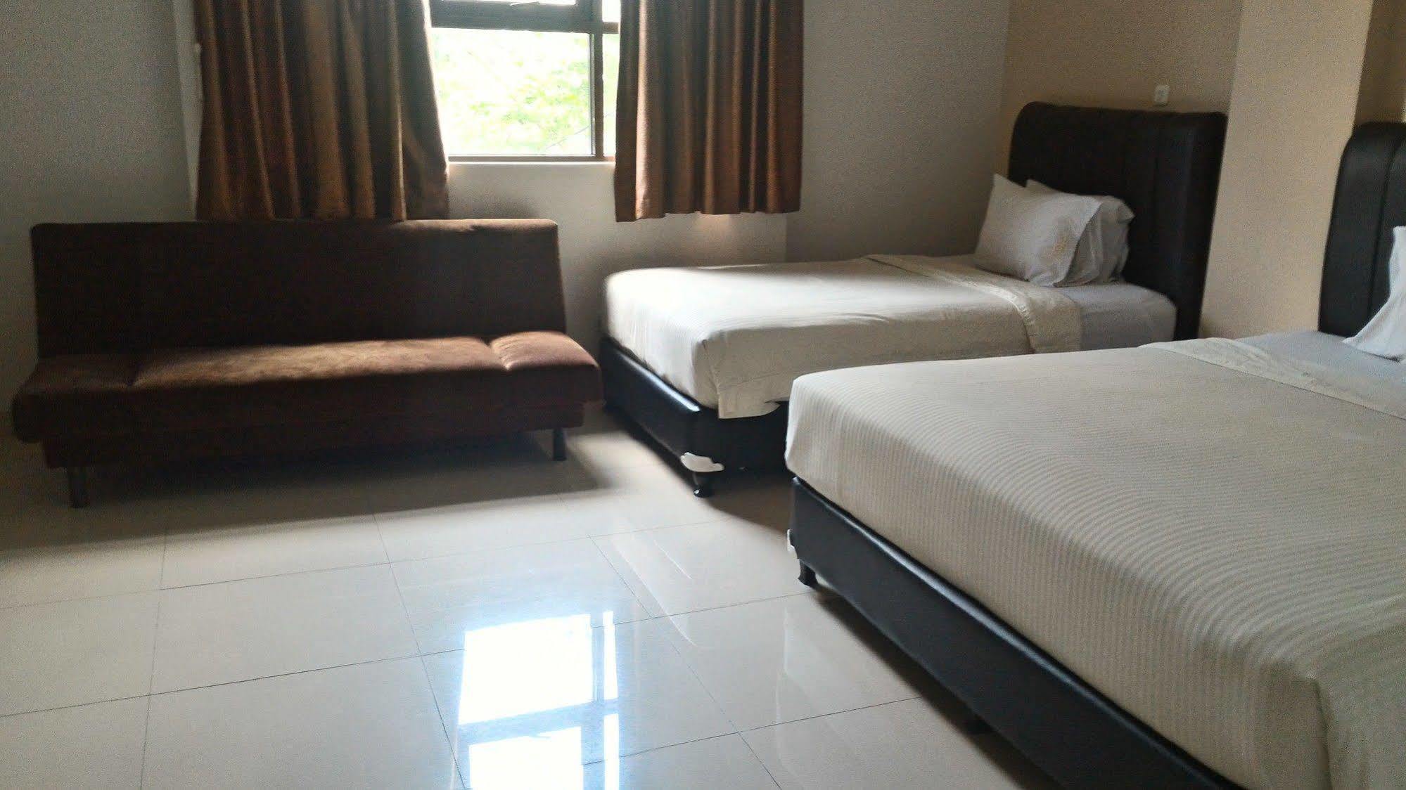 Oyo 173 Asoka Hotel Bandung Bagian luar foto
