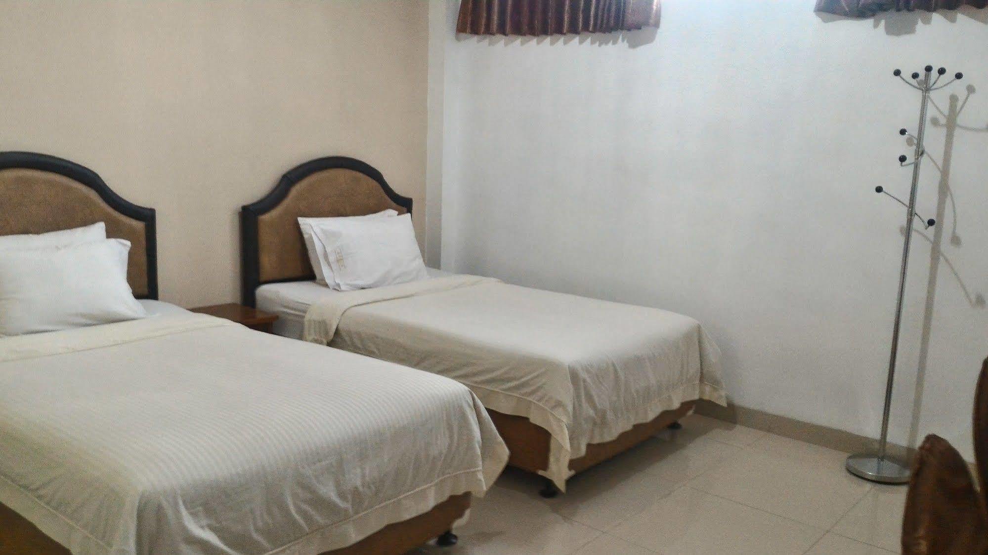 Oyo 173 Asoka Hotel Bandung Bagian luar foto